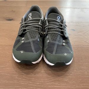 On Cloud size 10 (EUR 44) dark green running shoes
